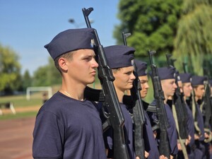 Zdjęcia przedstawiają uczniów klasy policyjnej podczas zajęć z policjantem.