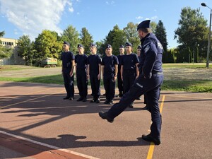 Zdjęcia przedstawiają uczniów klasy policyjnej podczas zajęć z policjantem.