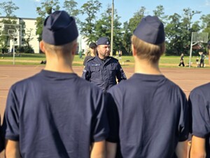 Zdjęcia przedstawiają uczniów klasy policyjnej podczas zajęć z policjantem.