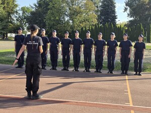 Zdjęcia przedstawiają uczniów klasy policyjnej podczas zajęć z policjantem.