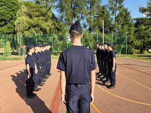 Zdjęcia przedstawiają uczniów klasy policyjnej podczas zajęć z policjantem.