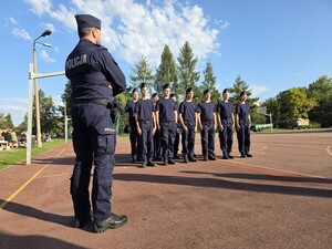Zdjęcia przedstawiają uczniów klasy policyjnej podczas zajęć z policjantem.