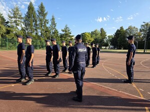 Zdjęcia przedstawiają uczniów klasy policyjnej podczas zajęć z policjantem.