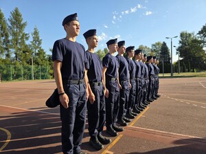 Zdjęcia przedstawiają uczniów klasy policyjnej podczas zajęć z policjantem.