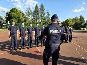 Zdjęcia przedstawiają uczniów klasy policyjnej podczas zajęć z policjantem.