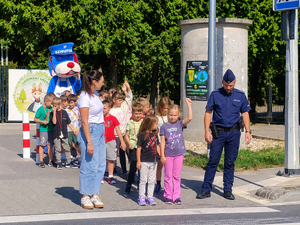 Zdjęcie przedstawia policjanta podczas prelekcji z dziećmi.