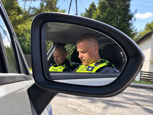 Zdjęcia przedstawiają policjantów z wydziału ruchu drogowego podczas czynności służbowych.