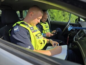 Zdjęcia przedstawiają policjantów z wydziału ruchu drogowego podczas czynności służbowych.