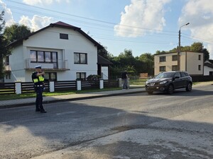 Zdjęcia przedstawiają policjantów z wydziału ruchu drogowego podczas czynności służbowych.