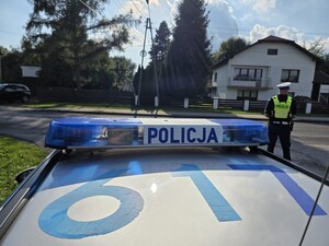 Zdjęcia przedstawiają policjantów z wydziału ruchu drogowego podczas czynności służbowych.