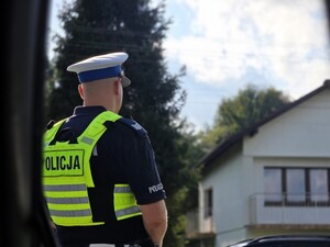 Zdjęcia przedstawiają policjantów z wydziału ruchu drogowego podczas czynności służbowych.