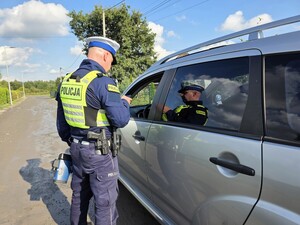 Zdjęcia przedstawiają policjantów z wydziału ruchu drogowego podczas czynności służbowych.