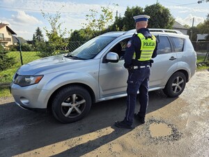 Zdjęcia przedstawiają policjantów z wydziału ruchu drogowego podczas czynności służbowych.