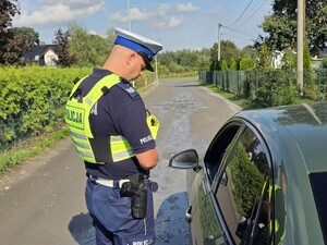 Zdjęcia przedstawiają policjantów z wydziału ruchu drogowego podczas czynności służbowych.