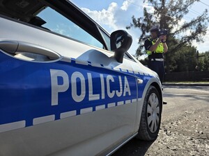 Zdjęcia przedstawiają policjantów z wydziału ruchu drogowego podczas czynności służbowych.