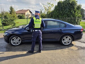 Zdjęcia przedstawiają policjantów z wydziału ruchu drogowego podczas czynności służbowych.