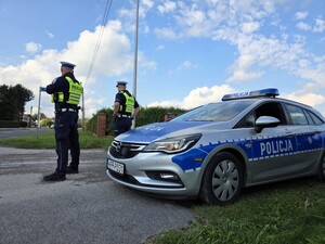 Zdjęcia przedstawiają policjantów z wydziału ruchu drogowego podczas czynności służbowych.