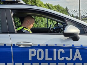 Zdjęcia przedstawiają policjantów z wydziału ruchu drogowego podczas czynności służbowych.