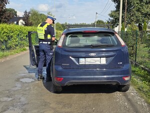Zdjęcia przedstawiają policjantów z wydziału ruchu drogowego podczas czynności służbowych.
