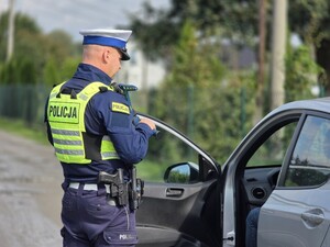 Zdjęcia przedstawiają policjantów z wydziału ruchu drogowego podczas czynności służbowych.