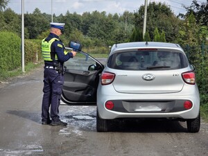 Zdjęcia przedstawiają policjantów z wydziału ruchu drogowego podczas czynności służbowych.