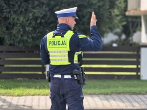 Zdjęcia przedstawiają policjantów z wydziału ruchu drogowego podczas czynności służbowych.