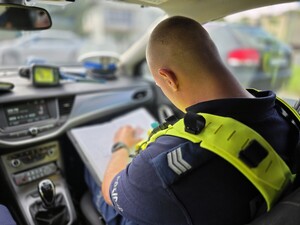 Zdjęcia przedstawiają policjantów z wydziału ruchu drogowego podczas czynności służbowych.