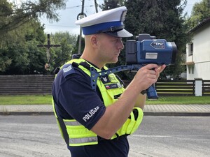 Zdjęcia przedstawiają policjantów z wydziału ruchu drogowego podczas czynności służbowych.