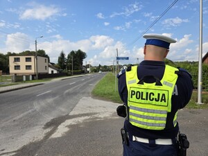 Zdjęcia przedstawiają policjantów z wydziału ruchu drogowego podczas czynności służbowych.