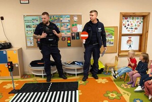 Zdjęcie przedstawia policjantów podczas prelekcji.