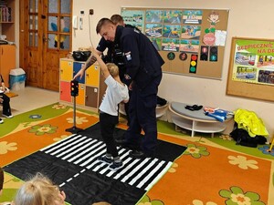 Zdjęcie przedstawia policjantów podczas prelekcji.