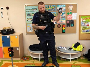 Zdjęcie przedstawia policjantów podczas prelekcji.