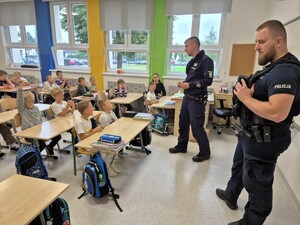 Zdjęcie przedstawia policjantów podczas prelekcji.
