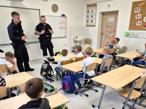 Zdjęcie przedstawia policjantów podczas prelekcji.