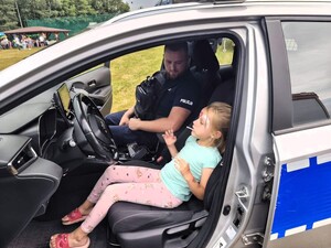Zdjęcie przedstawia policjantów podczas działań profilaktycznych.