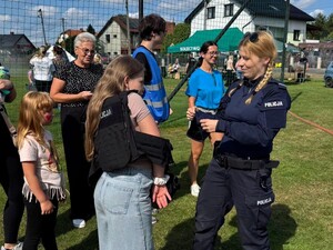 Zdjęcie przedstawia policjantów podczas działań profilaktycznych.