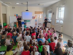 Zdjęcie przedstawia policjantów podczas pogadanki.