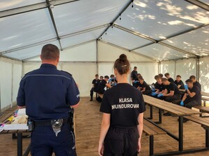 Zdjęcie przedstawia policjantów podczas lekcji w klasie mundurowej.