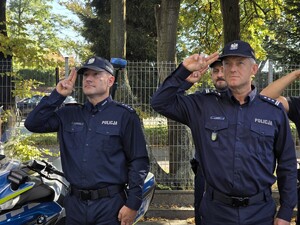 Zdjęcie przedstawia policjantów oddających honor.