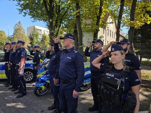 Zdjęcie przedstawia policjantów oddających honor.