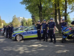 Zdjęcie przedstawia policjantów oddających honor.