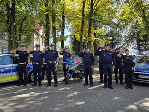 Zdjęcie przedstawia policjantów oddających honor.
