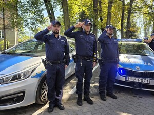 Zdjęcie przedstawia policjantów oddających honor.