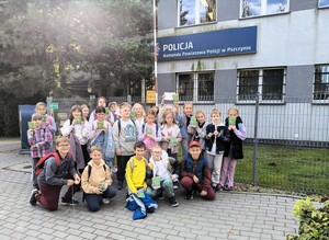 Zdjęcie przedstawia uczniów przed komendą.
