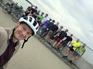 Zdjęcie przedstawia uczestników rajdu rowerowego.