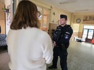 Zdjęcie przedstawia czynności podczas działań profilaktycznych.