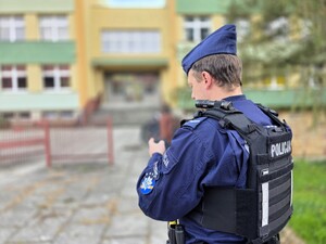 Zdjęcie przedstawia czynności podczas działań profilaktycznych.