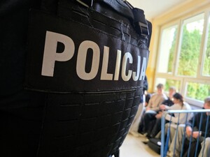 Zdjęcie przedstawia czynności podczas działań profilaktycznych.