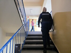 Zdjęcie przedstawia czynności podczas działań profilaktycznych.
