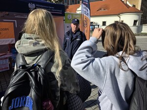Zdjęcie przedstawia czynności z ćwiczeń.